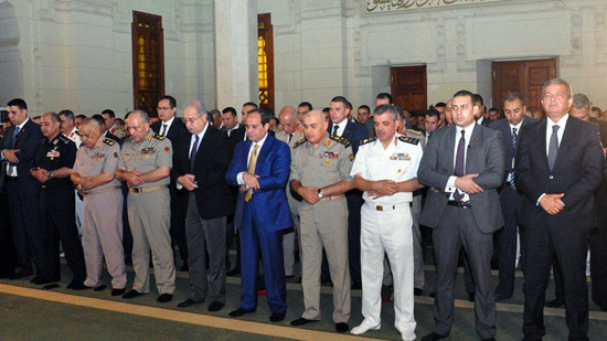 بالصور.. الرئيس يؤدي صلاة العيد بقيادة القوات البحرية في الإسكندرية