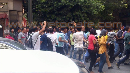  بالصور.. الشرطة تطارد حملة الماجستير بشارع قصر العيني