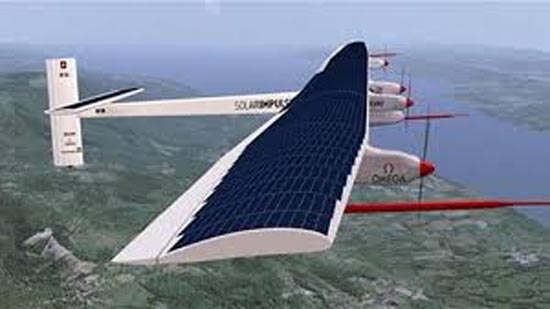 وزير الطيران يستقبل أول طائرة تعمل بالطاقة الشمسية حول العالم