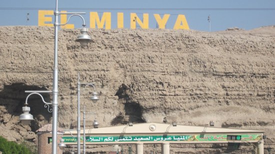 أهالي مطاي : سيارات محملة بالحمير تمر يوميا لمجزر مجهول بالصحراء 