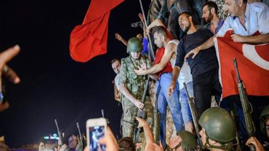 غموض حول الانقلاب التركي: هل كان انقلابا حقيقيا، أم انقلابا أردوغانيا على أردوغان؟