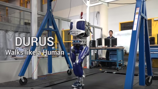 بالفيديو.. تطوير روبوت يستطيع المشي كالإنسان