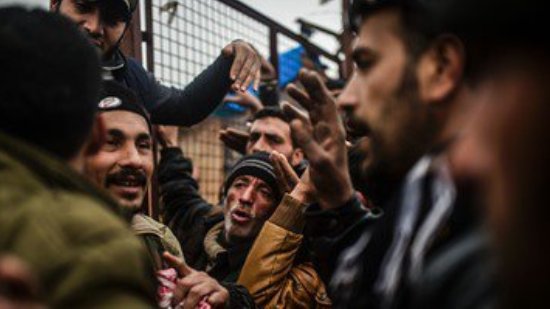 مهاجرون على الحدود بين صربيا والمجر يضربون عن الطعام 