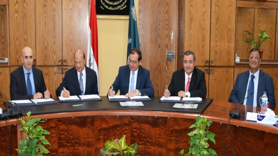 مصر توقع اتفاقيتين للبحث عن البترول بالصعيد بقيمة 4.3مليون دولار