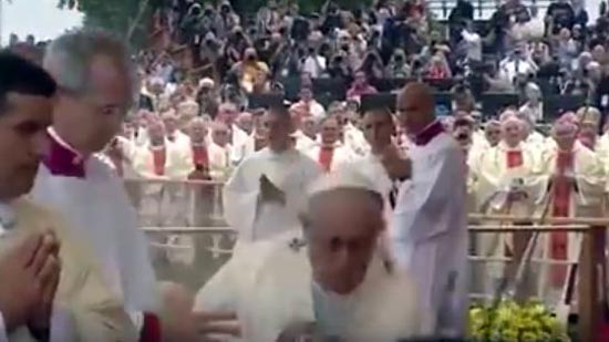 البابا فرانسيس يتعثر في قداس