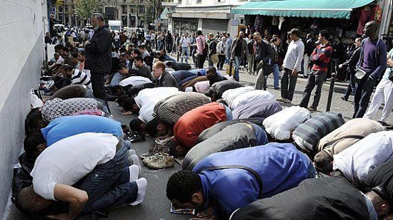 مسيحيون فرنسيون يشاركون في صلاة الجمعة