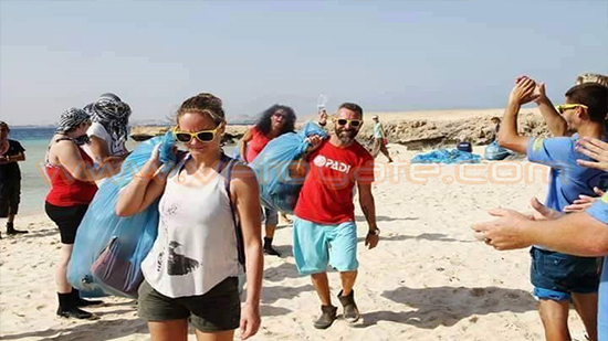 بالصور.. سياح أجانب ينظفون شواطئ الغردقة من القمامة
