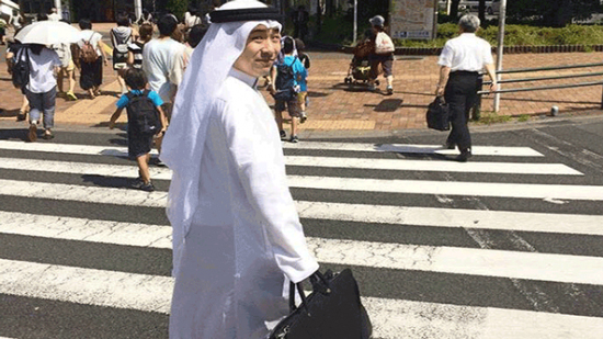  ياباني يعبر عن حبه للخليج بارتداء الجلباب والعقال في شوارع طوكيو 