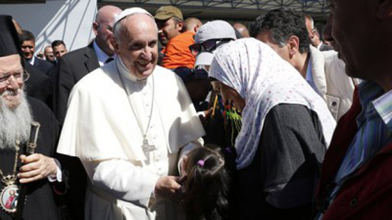 البابا فرنسيس يتناول الغذاء مع لاجئين سوريين يهدونه رسوم أطفالهم 