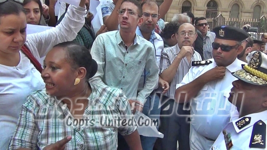  بالفيديو.. لحظة تدخل الأمن لفض مظاهرة الأقباط أمام مكتب النائب العام