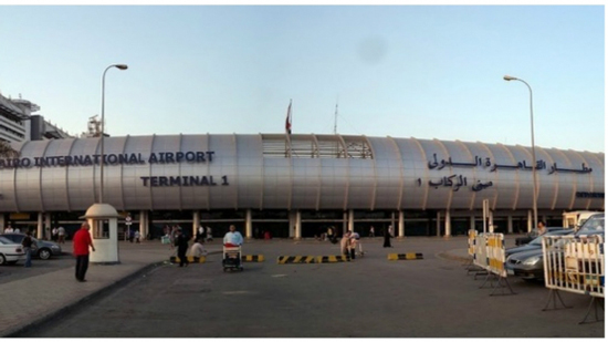 مطار القاهرة يتصدى لتهريب «بنطلونات جينز مسيئة للإسلام»