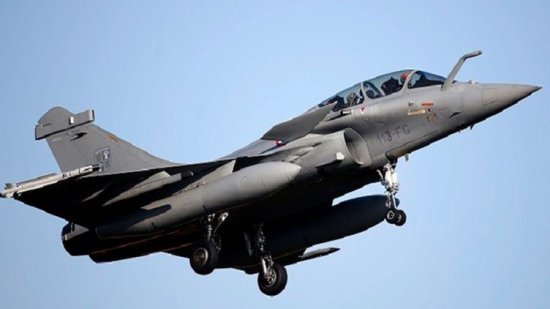 4 مقاتلات رافال فرنسية تقصف مواقع داعش في الرقة