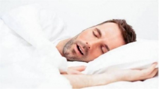 دراسة تفسر سبب نوم الإنسان لساعات طويلة يوميًا