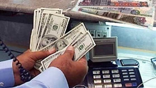 مصرفي يكشف أماكن الاتجار في العملة بعد غلق شركات الصرافة