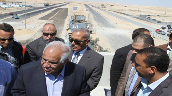 بالصور.. وزير النقل يتابع أعمال تطوير طريق القاهرة السويس 