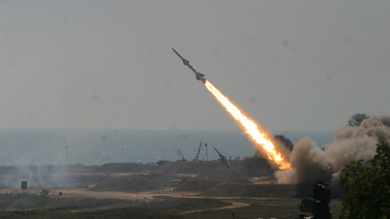 إسرائيل تستهدف مربض للمدفعية السورية في جبل الشيخ