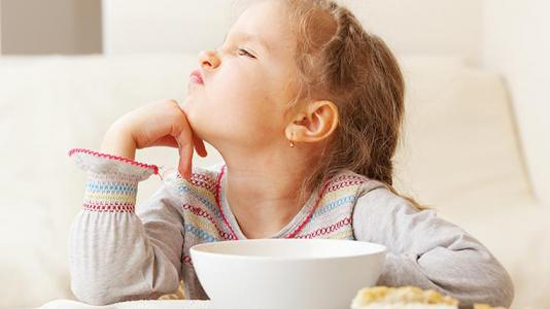 هل يتعبك طفلك في تناول الطعام؟ كيفية إعداد طبق شهي صحي لأطفالك 