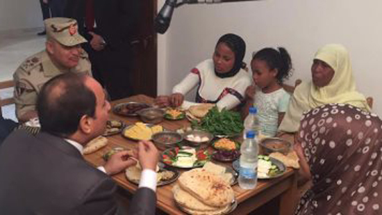بالصور. السيسي يتناول الإفطار مع أسرة بسيطة بغيط العنب