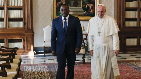 بالصور.. بابا الفاتيكان يلتقي رئيس الكونغو دون التحية الرسمية 