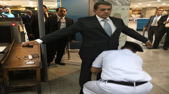  وزير المالية يخضع للتفتيش الذاتي بمطار القاهرة