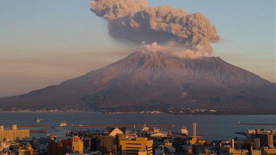  بركان جبل أسو يثور ويطلق رماداً بركانياً لمسافة 11 ألف متر في الهواء