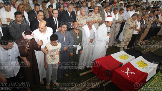 بالفيديو والصور.. عشرات الآلاف يشاركون بالجنازة العسكرية لشهداء سيناء ببني سويف 