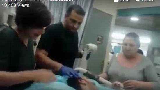 بالفيديو ..شاب فلسطيني يساعد أخر إسرائيلي يعانى شلل رباعي 