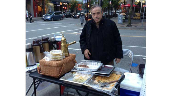 ﻿النائب السوري مأمون الحمصي يبيع الحليب والسحلب الشامي والكعك في شوارع كندا