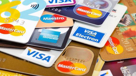7 بنوك توقف استخدام بطاقات الخصم والائتمان بالخارج