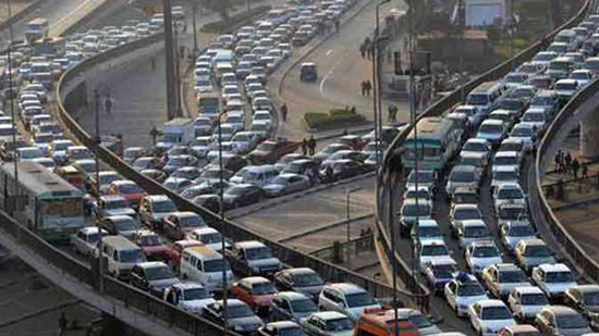 توقف حركة المرور أعلى كوبري 6 أكتوبر في اتجاه مدينة نصر بسبب كسر «ماسورة»