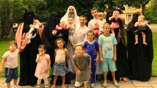 لاجئ سوري بألمانيا وصل برفقة 4 زوجات و22 ابن ويكلف الدولة 33 ألف يورو