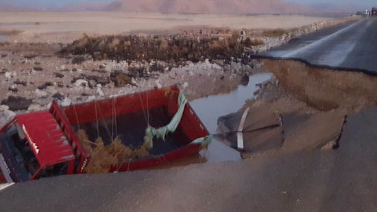 غرق 5 سيارات في انجراف طريق سوهاج البحر الأحمر 400 متر بسبب السيول