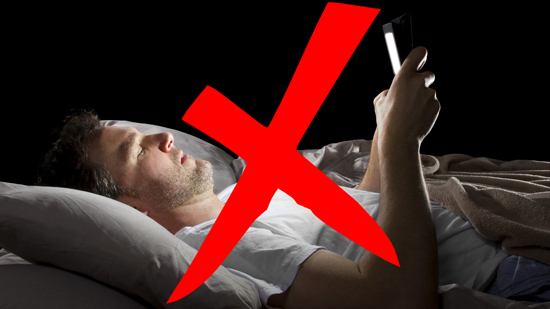دراسة تحذر من استخدام الهواتف المحمولة قبل النوم