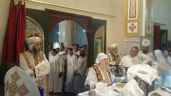 بالصور.. الكنيسة تقيم قداس الذكرى السنوية لمطران القدس السابق