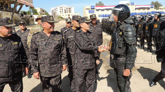 بالصور.. مساعد وزير الداخلية يتفقد قوات الأمن المركزي