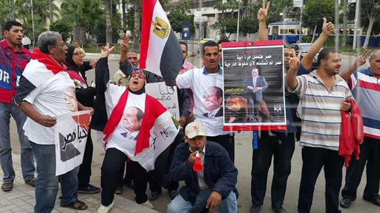 العشرات في ميدان القائد إبراهيم: «تحيا مصر والسيسي» (صور)