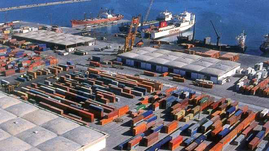 نشاط في حركة السفن والشاحنات واستقبال السلع بميناء الإسكندرية