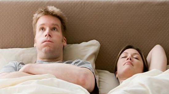 دراسة بريطانية تحذر من نوم الزوجين في نفس الفراش.. يصيب بالاكتئاب