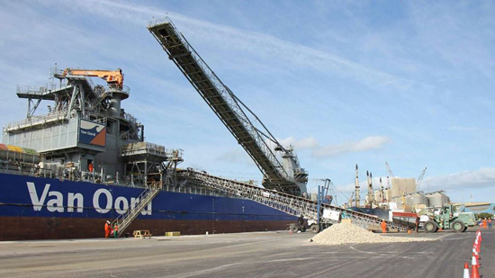 لأول مرة خارج نطاق الموانئ الأوروبية السفينة الهولندية STORNES بميناء دمياط