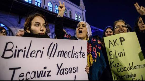 ألاف الأتراك يتظاهرون في اسطنبول ضد قانون يشرع الاغتصاب