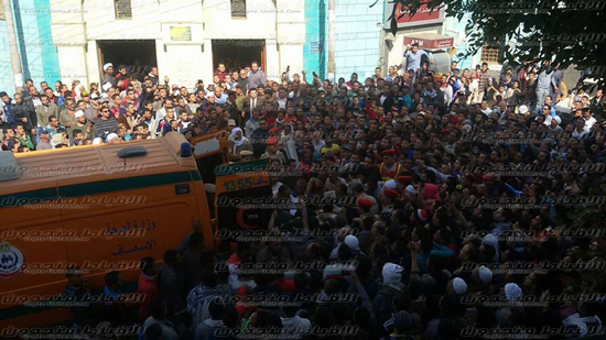  بالصور ..الآلاف في جنازة الشهيد حسام حسن ببني سويف  