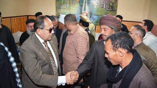 بالصور..محافظ سوهاج ومدير الأمن يقدمان واجب العزاء في شهيد سيناء 