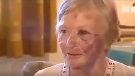 بالفيديو.. 5 لاجئين يعتدون على سيدة ألمانية عجوز رفضت بيع السجائر لهم