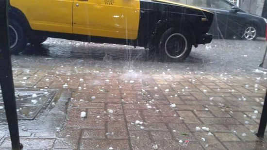 بالفيديو.. الثلوج تتساقط في الإسكندرية.. والدفع بسيارات السيول لسحب المياه