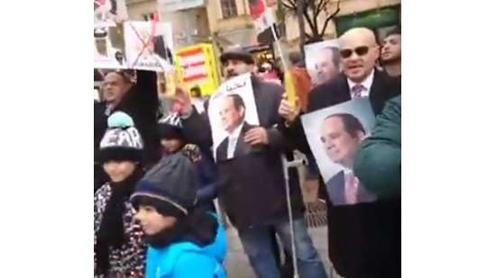 بالفيديو ..وقفة احتجاجية للمصريين حول فندق يقيم به أمير قطر للتنديد بممارسات قناة الجزيرة 