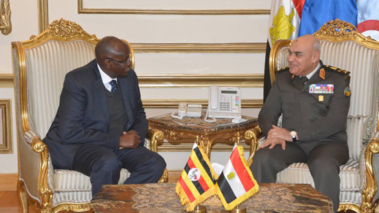 بالفيديو والصور.. وزير الدفاع يلتقي وزير الدولة لشئون المحاربين القدامى الأوغندي