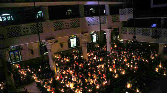  بالصور . صلاة بالشموع من كنيسة الشهداء بالاسكندرية لأجل اهالى شهداء البطرسية ومصابيها 