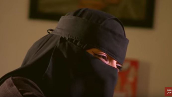 بالفيديو.. فتاة سعودية تصور مقاطع فيديو كوميدية