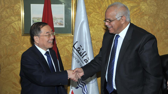 وزير النقل يستقبل السفير الصيني لبحث مشروعات القطار الكهربائي ومحطة حاويات الإسكندرية