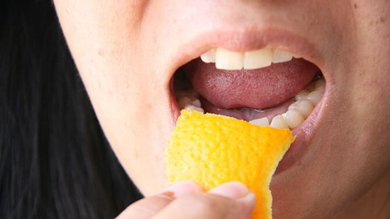 طبيب أسنان: الليمون والكيوي والبرتقال تساهم في تأكل الأسنان.. ولابد من شرب المياة بصورة مستمرة